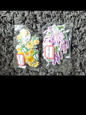 Broderade blommor - Två paket stickers med blommotiv, ett med gula blommor och ett med lila blommor. Perfekta för att stryka på kläder och väskor. 40 st