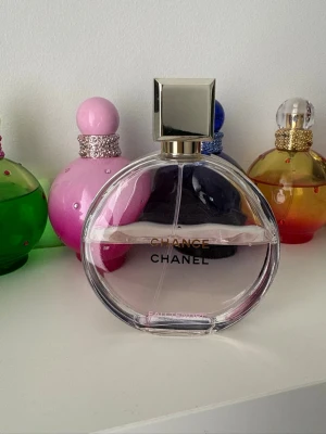 Chanel Chance Eau Tendre Eau de Parfum 100 ml - Originalparfym med cirka 55–60 ml kvar i flaskan (se bilder för innehållsnivå). Ingen originalkartong finns kvar. En elegant och feminin doft med friska noter av kvitten och grapefrukt, ett blommigt hjärta av jasmin och ros samt en mjuk bas av vit mysk. 