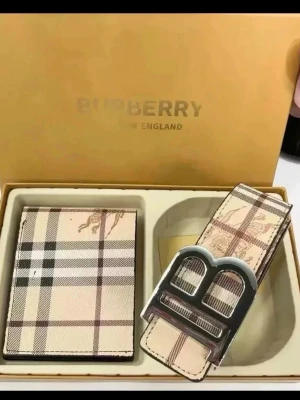 Beige rutigt bälte från Burberry - Säljer ett klassiskt Burberry-bälte i beige med det ikoniska rutiga mönstret och en stor silvrig B-spänne. Bältet är gjort i skinn och har detaljer i brunt och svart. Perfekt accessoar för att lyfta din outfit.