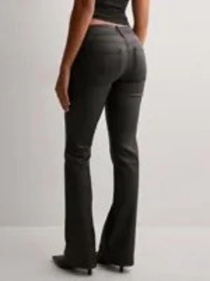 Svarta bootcut skinnbyxor - Säljer mina svarta bootcut lågmidjade skinnbyxor från Nelly. Byxorna är i utmärkt skick o säljer endast så jag inte tycker om längden på byxorna. Byxorna är slutsålda på hemsidan.🩷