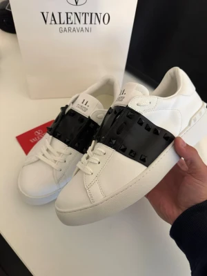 Valentino Open svart - Riktigt snygga sneakers från Valentino Garavani med små rockstuds på, säljer dessa då de inte passade mig. Skorna är i princip helt nya, bara testade kanske två gånger. Jag skickar samma dag som köpet sker, skriv till mig vid minsta frågor eller funderingar😊🤝