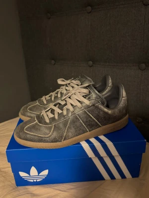 Adidas BW Army - Köpta på adidas hemsida för 1 749kr. Originalbox och skosnören medföljer. Använda ca 5 gånger, bara att skriva vid funderingar! 😁