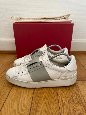 Valentino open sneakers - Säljer nu dessa Valentinos o skor | Storlek 39 | Hör gärna av er vid frågor eller funderingar 