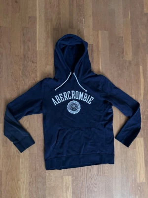 Abercrombie and Fitch hoodie - Säljer en as snygg mörkblå Abercrombie and Fitch hoodie! | skick: 9/10 | storlek: S | skickar inom 24h | skriv vid frågor eller funderingar!
