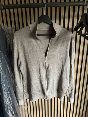 Gran sasso zip hoodie  - Säljer nu en gran sasso full zip i storlek XL men sitter som M  |  fint skick men saknar märkestagg |  kom dm för flera frågor eller funderingar!