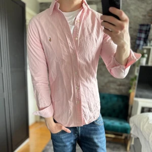 Ralph lauren skjorta - Mycket bra skick, defekt syns på bilden! Passar dig som är mellan 170-180cm ungefär. Modellen är 185 cm, 75kg. Sänkta priser på köp av fler varor! Skriv för mer information🤝