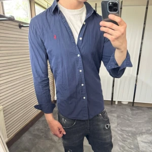 Ralph Lauren skjorta - Mycket fint skick, inga defekter. Nypris ca 1000kr. Passar dig som är 170-180cm ungefär. Skriv för mer information!🤝