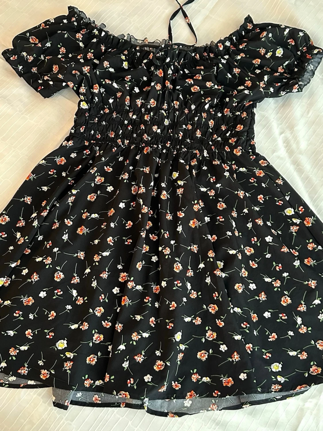 Svart blommig kortklänning med snörning M, längd 82 cm