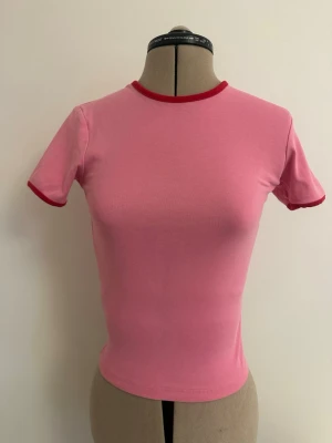 Rosa röd fin somrig T-shirt topp Mango XS - Rosaröd T-shirt från Mango i storlek XS. Väldigt lite använd så i väldigt bra skick.