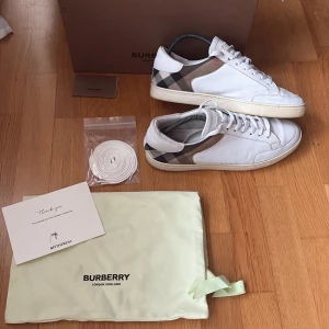 Burberry skor - Höstens hetaste burberry skor 👟Köpta från Mytheresa för 5399:- Nu till salu för endast 2.000:- 🤑Skick 7/10 - De som ingår är följande: Extra snören, dust bag, box. Hör av dig vid ytterligare funderingar!💛 
