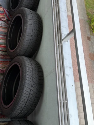     Mercedes CLS 450 däck 245/45 R18 4 st M+S - Säljer 4 st däck i dimension 245/45 R18 som suttit på Mercedes CLS 450.  Däcken är i bra skick och har bra mönsterdjup kvar. Passar bra som sommar- eller M+S-däck beroende på användning.  ✔ Dimension: 245/45 R18 ✔ Antal: 4 st ✔ Bultmönster: 5x112 (Mercedes) ✔ Navhål: 66,6 mm ✔ M+S märkning ✔ Har suttit på Mercedes CLS 450  Det finns några mindre repor på ett av däcken, men inget grovt eller som påverkar funktionen. Finns att hämta i Malmö adress kan vi ta vid intresse, för fler frågor hör av er👍🏻