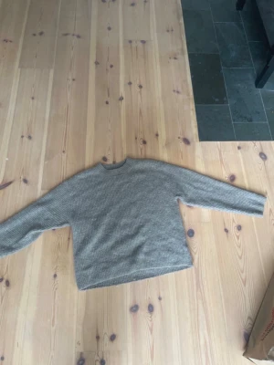 Grå ribbstickad tröja - Grå stickad tröja