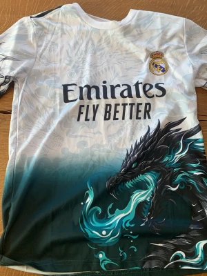 Real Madrid tröja - Cool drakdesign                                                                                                                    Pris kan diskuteras