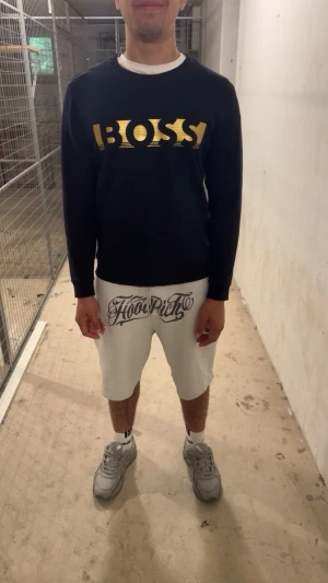 Hugo boss tröja - Säljer nu denna feta Hugo Boss tröjan i storlek M han på bilden är 180cm och väger runt 80kg. Hör av er om ni undrar något. Pris kan diskuteras vid snabbt köp.