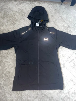Under Armour Windbreaker  - Helt ny under Armour Windbreaker. Säljer pga jag köpte fel storlek