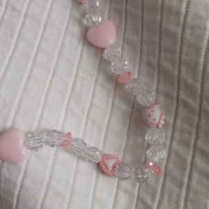 Hello kitty halsband - Jättefint egengjort hello kitty halsband i nyskick. Säljer då det inte är min stil längre <3 