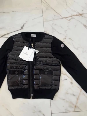 Moncler Cardigan Dam - En jättesnygg moncler cardigan , den är aldrig använd och har en likadan i annan bättre storlek, därför säljer jag den! Buda gärna då jag bara vill få bort den.💞