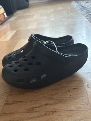 Svarta tofflor med hål - Säljer ett par svarta tofflor.