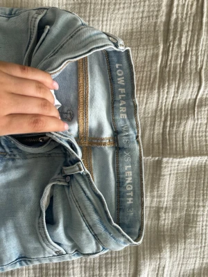 Ljusblå lågmidjade jeans - Ljusblå lågmidjade Low Flared Jeans från Bik Bok. Nypris 699 kr. Väldigt stretchiga och sköna. Använda men i okej skick, lite slitna men inga synliga defekter.