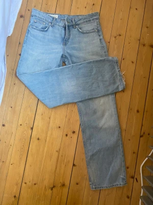 Ljusblå raka jeans från Zara - Säljer ett par klassiska ljusblå jeans från Zara med rak passform och fem fickor. Jeansen har en tidlös look med normal midja och är gjorda i slitstark denim. Perfekta för en avslappnad stil och passar till det mesta💞
