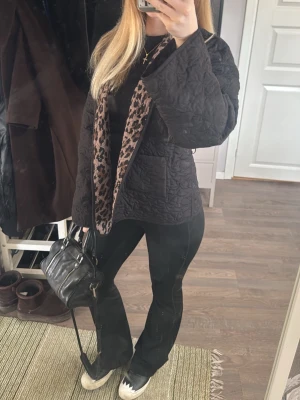 Svarta slip-on sneakers med monsterögon - Unika svarta slip-on sneakers från Fendi med vita sulor och monsterögon i gult och svart framtill. Skorna har detaljerade vita tänder på tån och är tillverkade i läder. Perfekta för dig som vill sticka ut med din stil. Mina älsklingsskor❤️ Snälla inga skambud🫡 Sulan har defekter vilket syns på bilderna.