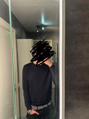 Mörkblå Morris tröja - En stilren mörkblå sweatshirt från Morris med rund halsringning och diskret logga broderad på bröstet. Tröjan har ribbade muddar vid ärmslut och nederkant, perfekt för en avslappnad och snygg look. Bara att fråga om det finns någon fråga. Mvh - Maison Reprise