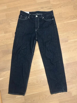 Loose jeans med kontrastsömmar - Storlek 32/32