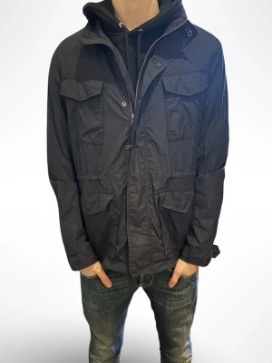 Blå Woolrich Fieldjacka  - Tja! Säljer en blå Fieldjacka från woolrich i storlek L. Den är i mycket bra skick.                                     Nypris: Ca 5000kr                                                         Säljs för: 1099kr.                                                            Hör av er vid frågor eller funderingar! 