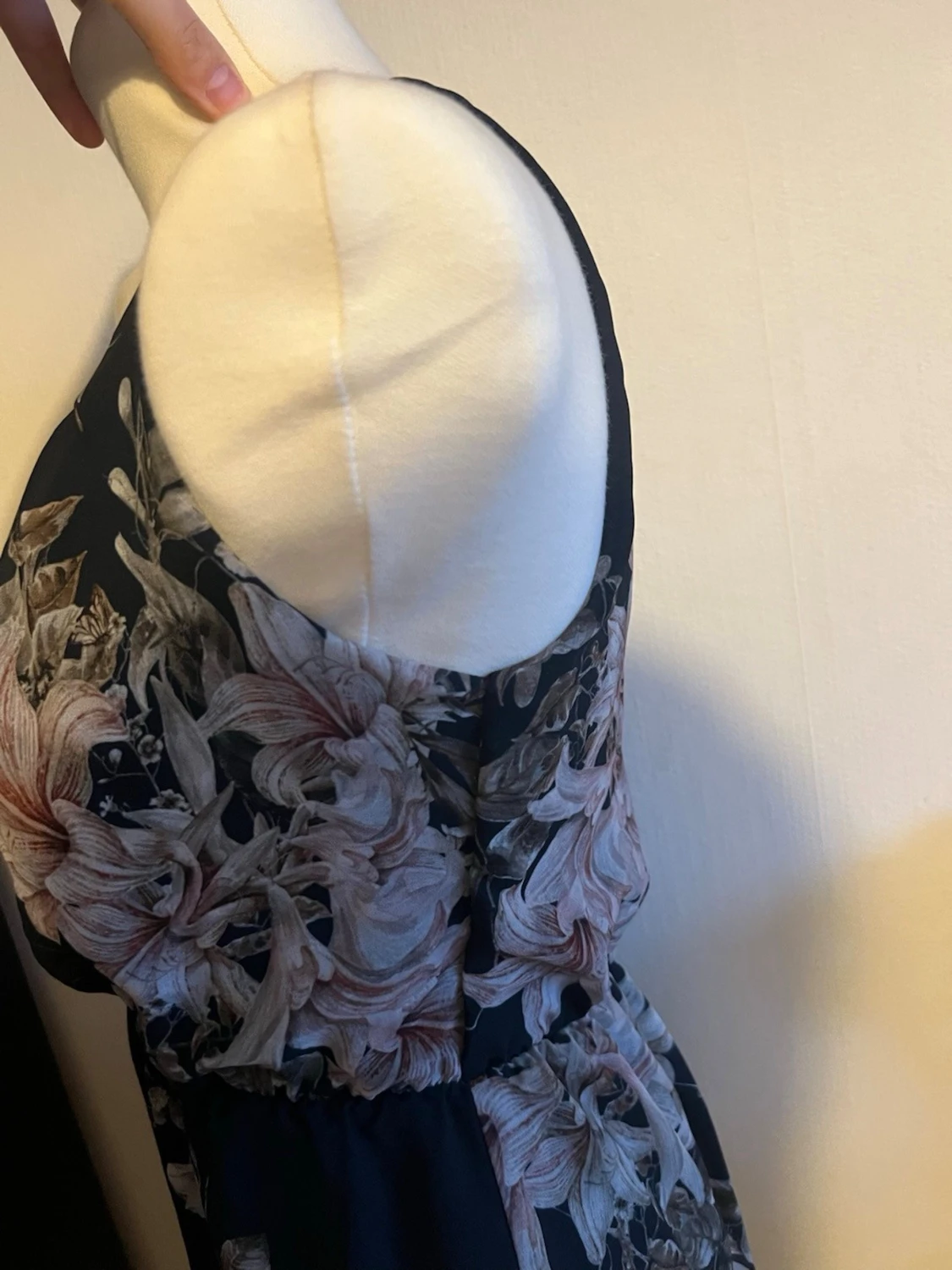 Mörkblå blommig kortklänning - 2