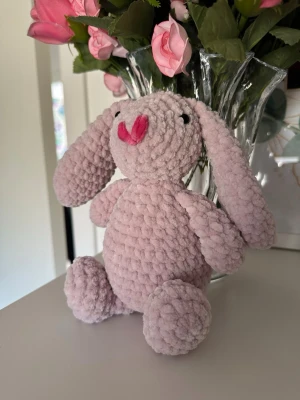 Ljusrosa virkad jellycat kanin - Söt ljusrosa virkad jellycat kanin. Ca 18 cm hög när den sitter ner. Kaninen har säkerhetsögon som inte är lämpliga för barn under 3 år💗