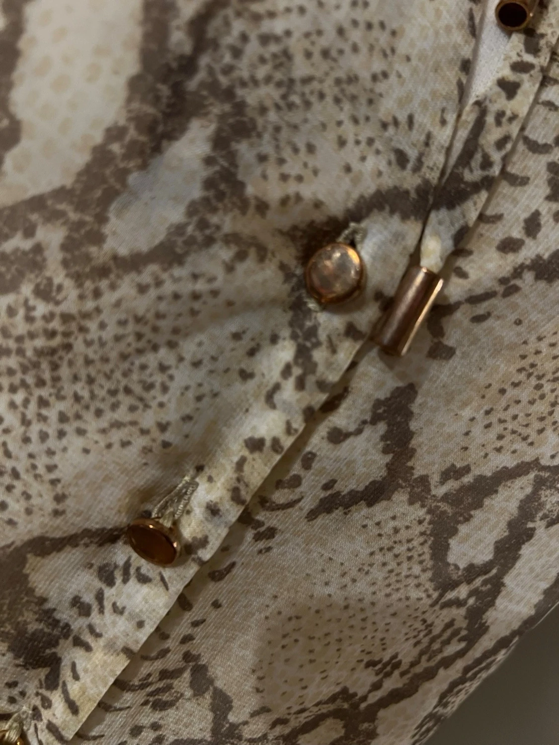 Beige ärmlös blus med ormmönster - 2