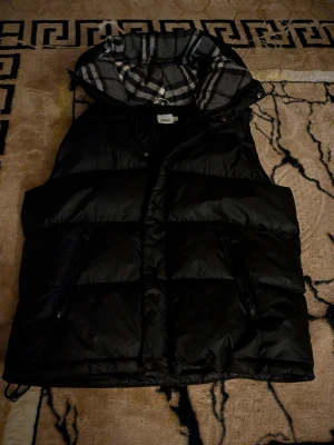 Svart väst  - PRISET GÅR O DISKUTERAS