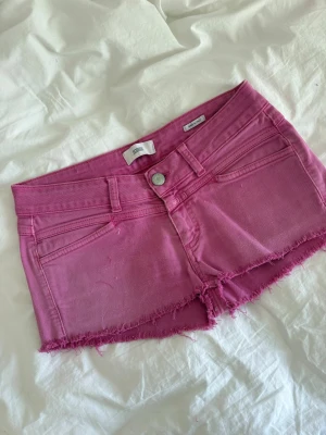 Rosa jeansshorts  - Rosa jeansshorts som passar perfekt till sommaren💕Se midjemått på bilderna! Se en fläck bak på bilderna! 