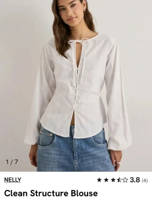 Snygg blus  - Storlek L, snöre i midjan så att man kan justera lite själv hur man vill att den ska sitta,  snygg i passform, aldrig använd men redan dragit av prislappen, nypris är 400 kr 