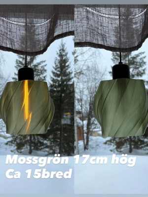 Mossgrön fönsterlampa 2st - Säljer en mossgrön taklampa i hårdplast med spiralformad skärm. Lampan är cirka 17 cm hög och 15 cm bred, perfekt som fönsterlampa. Modern design med mjuka former. Säljer endast lampskärmarna 2st. Passar till E14 sockel.