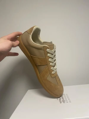 Masion Margiela 43  - Splitternya, inga defekter. Storlek 43, sitter true 2 size och är riktigt bekväma. Unik färg som passar mycket bra nu till Våren/Sommaren. Kvitto finns. 