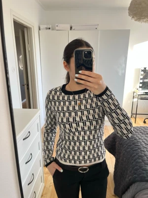 Mönstrad stickad tröja från MQ - Säljer en snygg stickad tröja från MQ. Materialet är mjukt och stretchigt. Perfekt för dig som gillar unika kläder🌟