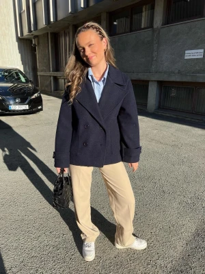 Vårkappa från Design by si - Säljer denna kappa då jag har för många kappor, mycket fint skick i stl S/M  nypris 757 kr💓