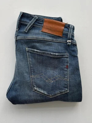 Replay Jeans - Tjena! Säljer nu mina snygga Replay Jeans. Modellen är anbass. Färgen är blå/ljusblå, med lite snygga slitningar. Storleken är 31/34. Nypris 1600, mitt pris 600. Hör av dig om du har någon fråga!