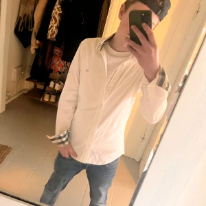 Burberry skjorta - Säljer denna riktigt feta burberry skjortan kom med lite bud och byten på kläder och skor tveka ej vid intresse kontakta direkt