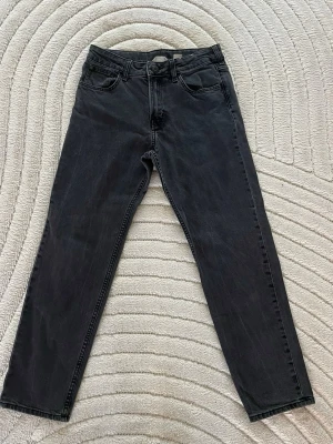 Svarta jeans från hm (pojke) - Svarta jeans från hm för pojke storlek 152