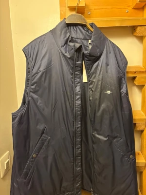 Mörkblå dunväst från Gant - Snygg mörkblå vest från gant. Helt oanvänd och perfekt skick.
