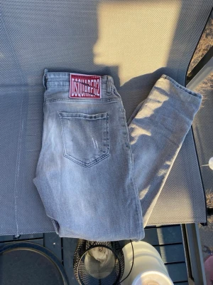Dsquared jenas - Ett snyggt par jeans i grå färg med snygga slitningar. Jeansen är i storlek 30/32.                           🚨Priset är ej hugget i sten kom gärna med frågor och prisförslag🤗