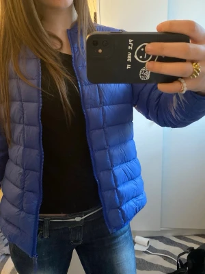 Blå jacka med dragkedja - Tunn vår jacka med deagkedja fram, inga inner fickor. I storlek 44, säljer för att jag bara inte gått så bra andväning av den. Köpt för 450 och är i helt nytt skick.