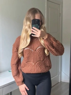 Brun stickad tröja  - Superfin brun stickad, använd några gånger men i jättefint skick. True to size, ärmarna är lite korta på mig som bär xs/s i vanliga fall.