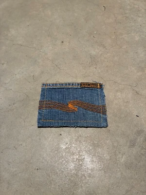 Jeansplånbok -  Dropp 7  Handsydd plånbok i vintage jeans. Varje exemplar är unikt med snygga detaljer. Plånboken håller flera kort utan att dem åker ut. Små variationer i färg och struktur visar på plaggets tidigare historia💙  Tiktok: Jeanius.bc