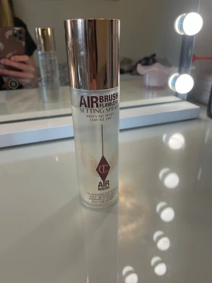 Charlotte Tilbury setting spray - Airbrush Flawless Setting Spray från Charlotte Tilbury med guldigt lock. Ger långvarig makeup, motverkar smältning, blekning och linjer. Flaskan är genomskinlig med elegant design och rymmer 100 ml. Nypris 500