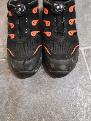 Svarta arbetsskor 38 - Svarta arbetsskor med stålhätta perfekt till sommaren med lufthål. Super sköna varma sommardagar. 