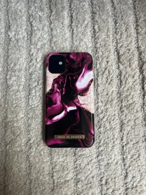 iDeal of Sweden mobilskal iPhone 11 - Säljer ett ideal of sweden mobilskal för en iPhone 11. Bra skick. 