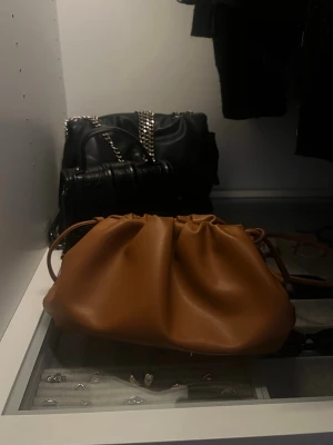 Milano clutch väska  - Milano clutch väska i färgen Dune strl Medium. Helt oanvänd 